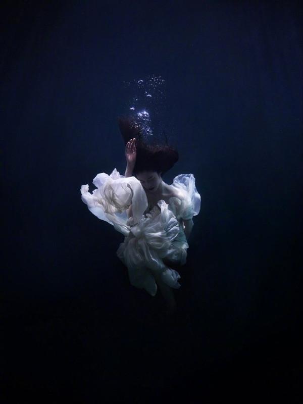 超模何穗水中轻纱舞动,身姿曼妙如美人鱼,网友:惊为天人