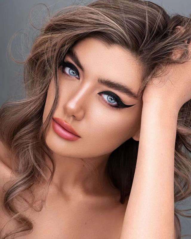 国外的美女：艳丽迷人