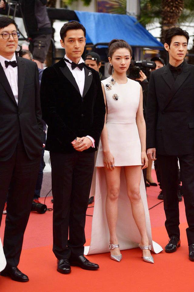 关晓彤薄荷绿礼服裙获赞，胡歌红毯上的“眨眼杀”好迷人！