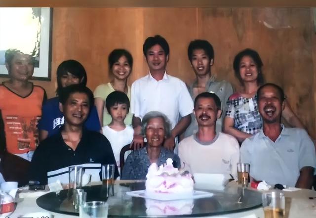 台湾美女替爷爷回大陆寻根，谁料找到老家时，发现爷爷已成独苗