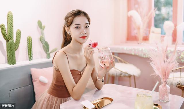 女子与陌生男子玩“情趣游戏”，并将室友拉下水，被判“强奸罪”