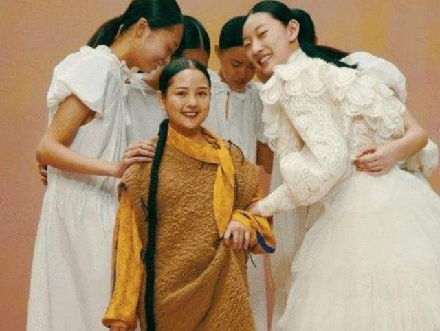 “最美袖珍人”黄韵伊,1米35酷似女明星,年入百万仍然单身