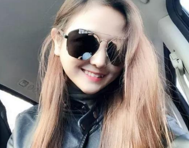 “最美袖珍人”黄韵伊,1米35酷似女明星,年入百万仍然单身