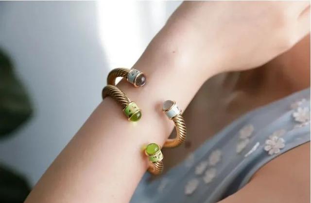 凯特、戴妃同款手镯，英国王室都爱的瓷器，情人节送礼大气有格调