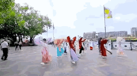 90后中国姑娘，在澳洲街头搞“事情”，竟然美哭外媒、惊动CCTV