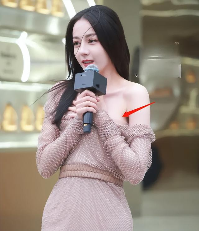 看了迪丽热巴捂胸口，终于知道女明星们有多害怕走光了！