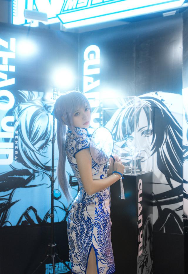 极品高颜值美女高清唯美写真，身穿蓝白色旗袍，你有被惊艳到吗