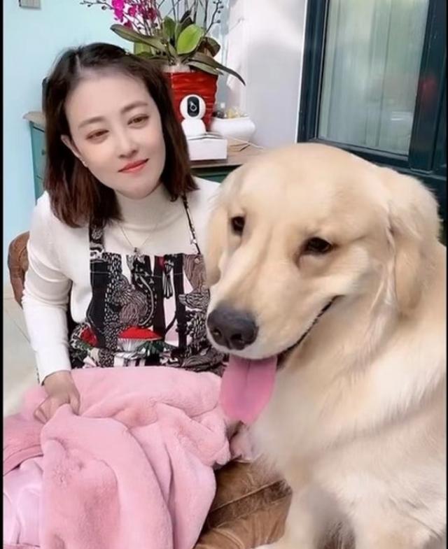 人美心善！港知名女星晒万尺豪宅再添新宠，独居北京不婚不生