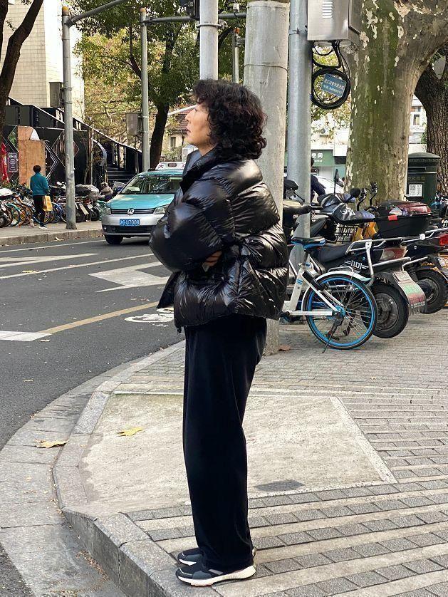 六七十岁的女人要知道：不烫羊毛卷、不穿老年装，反而时髦洋气