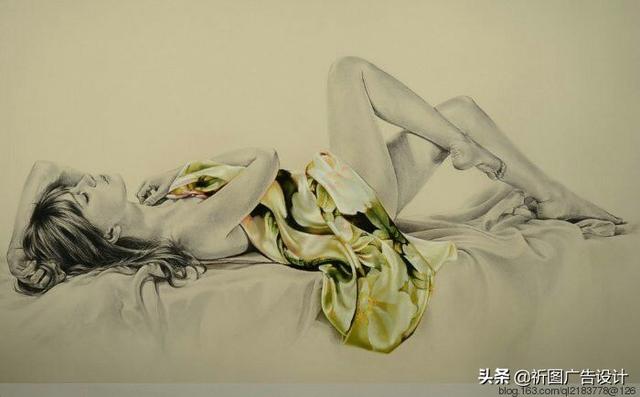 她的木炭粉彩画堪称一绝，性感素描将人体线条展现的性感迷人