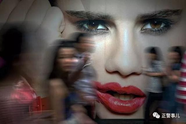 住手，放开那个姑娘