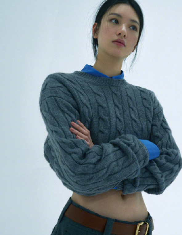 22岁邱天拍写真好大胆!趴在地上脚缠了条蛇,网友:美女不害怕吗