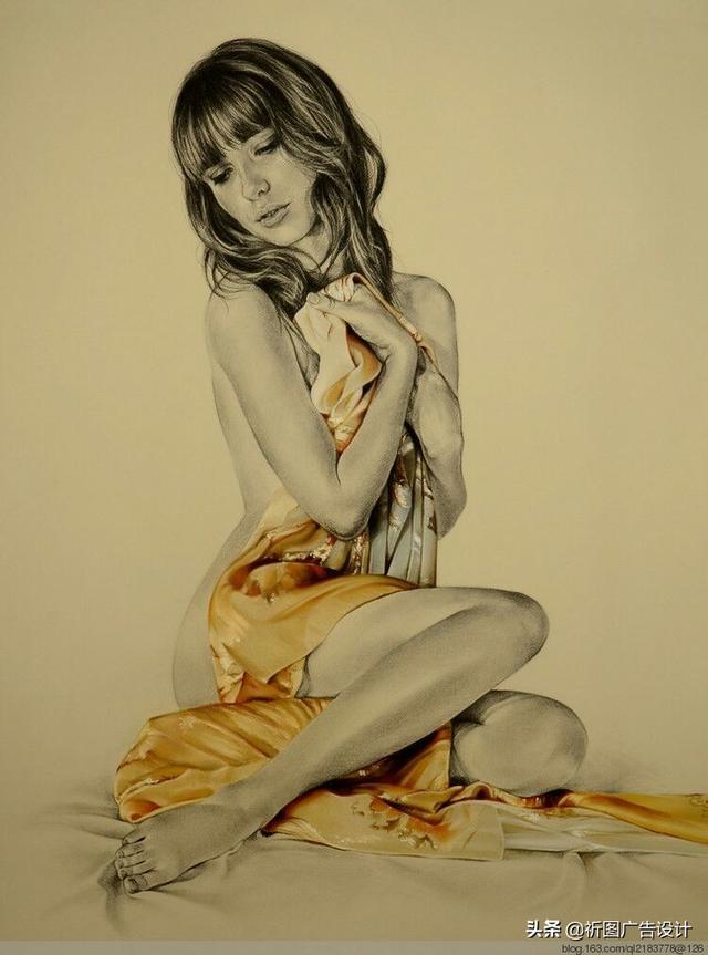 她的木炭粉彩画堪称一绝，性感素描将人体线条展现的性感迷人