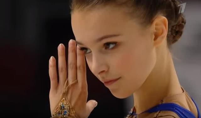 俄花滑天才美少女自由滑时旋转换装，惊艳全场、尖叫声不断