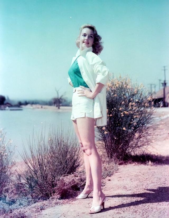 1952年,4个美国少妇正在晒日光浴,当时已经如此开放了