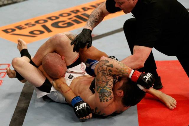 坎妹的劳拉一身绝技，技能太强，动图演示坎妹如何使用巴西柔术