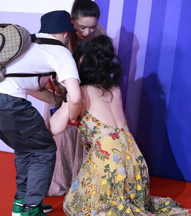 肩带崩断、裙下走光，7位女星走红毯的社死瞬间，画面太尴尬了