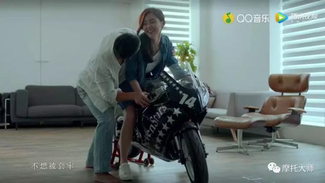 周杰伦发布新歌了，再快的H2，也追不回爱坐阿斯顿马丁的女孩！