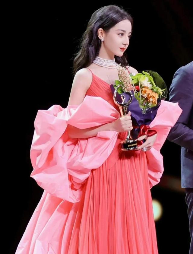 神图!“美神降临”迪丽热巴微博之夜 2023