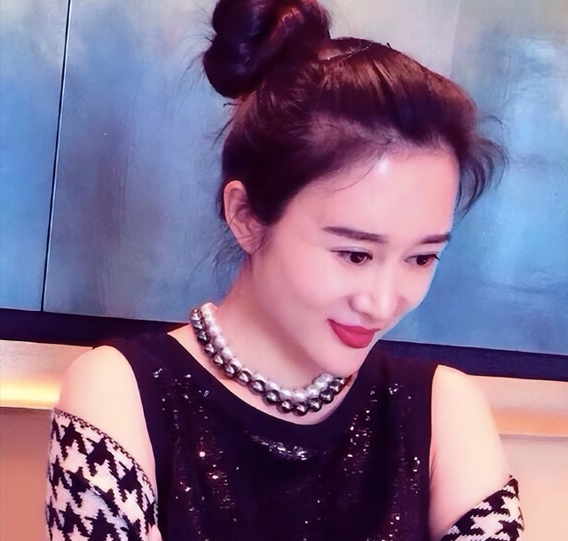 71岁张纪中意外曝出娇妻哺乳照！夫妇差31岁，娇妻为他再添两胎