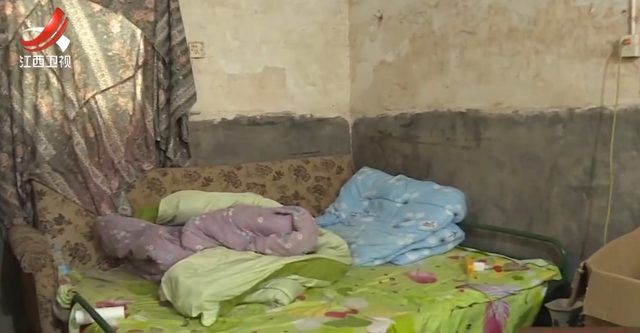 女孩冲到防疫卡点求助，讲述被囚禁七年的秘密，母女团聚解开困惑