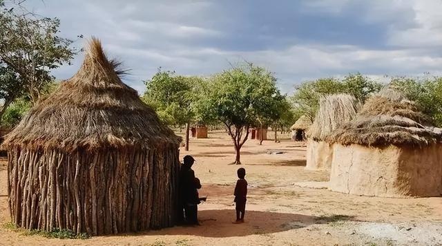 非洲女孩巴特曼因有巨臀,一生被赤身裸体展览,死后还被做成标本