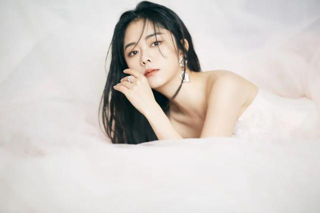 谁说“童颜”驾驭不了欲飒风，谭松韵不服