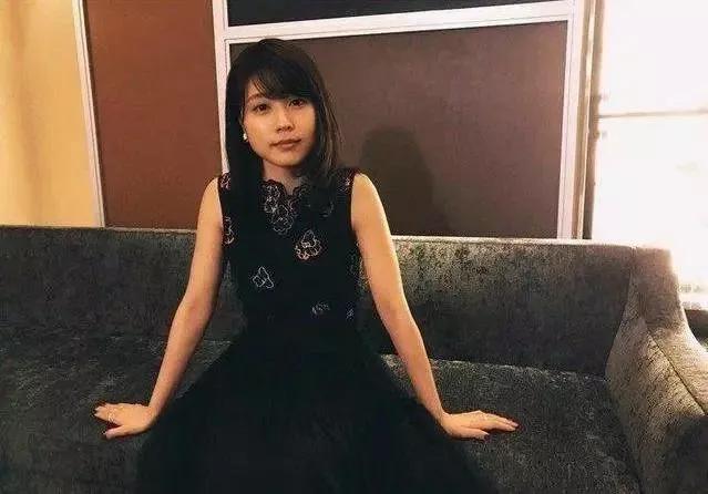 安倍晋三贴身女保镖穿衣时髦又漂亮，是日本宅男心中的女神