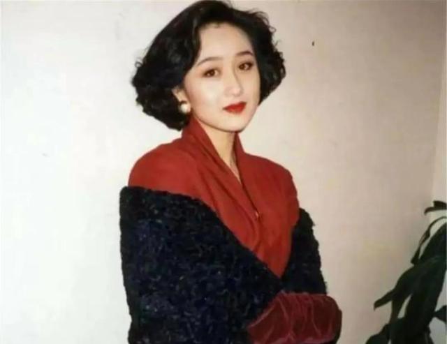 港圈“一眼万年”的短发美女，只服这12位，惊艳洋气，又美又酷帅