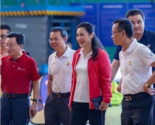 她被誉为最美女校长，39岁成教授，49岁当大学校长，54岁知性美丽