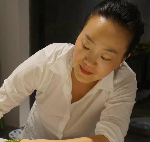 美女厨师携手陶瓷艺术家做客深圳绿景红树湾壹号，打造美丽晚宴