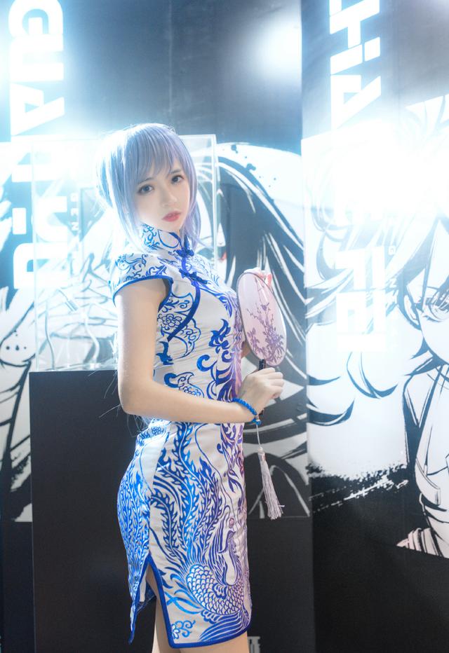 极品高颜值美女高清唯美写真，身穿蓝白色旗袍，你有被惊艳到吗