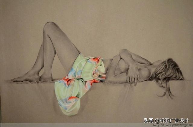 她的木炭粉彩画堪称一绝，性感素描将人体线条展现的性感迷人