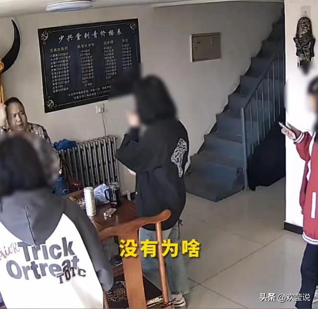 三名未成年女孩欲纹身，店家：不到18不给纹！
