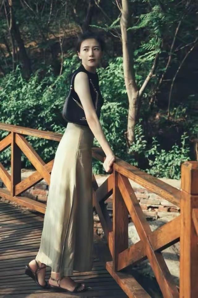 高圆圆小时候美得太夸张!穿塑料凉鞋配白色袜子,小小年纪太时髦