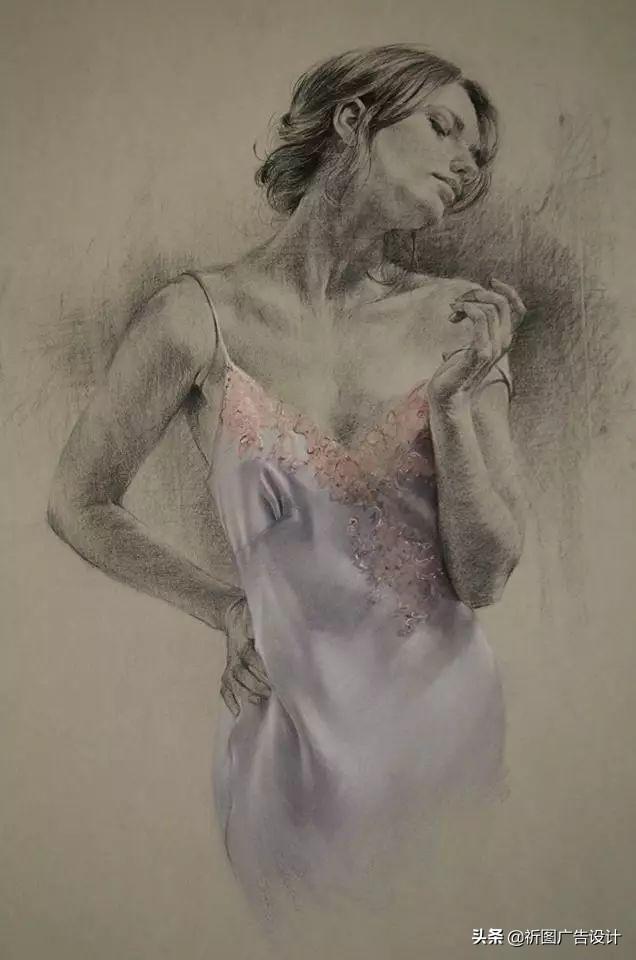 她的木炭粉彩画堪称一绝，性感素描将人体线条展现的性感迷人