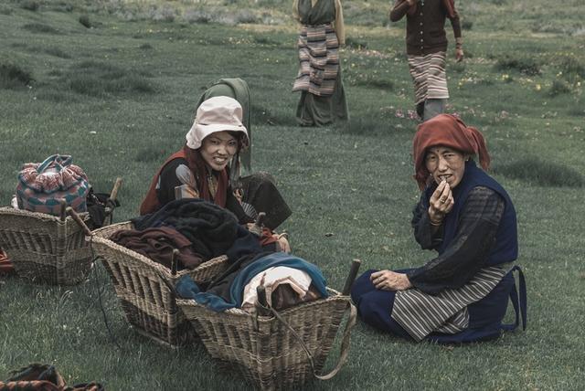 藏族人民的幸福周末生活，他们在草原上野餐跳舞打牌喝酒