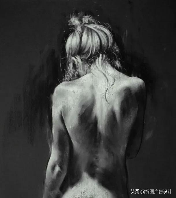 她的木炭粉彩画堪称一绝，性感素描将人体线条展现的性感迷人