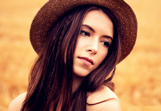 俄罗斯顶级网红美人，风华正茂美人如画，异域穿搭感受文化的变迁