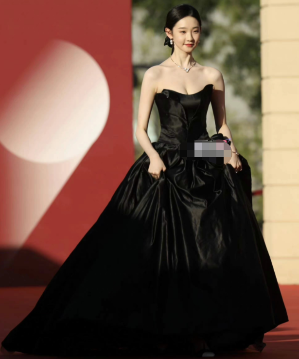 女星红毯PK再起波澜：露腿露脐露胸口，看谁做得更加不显心机