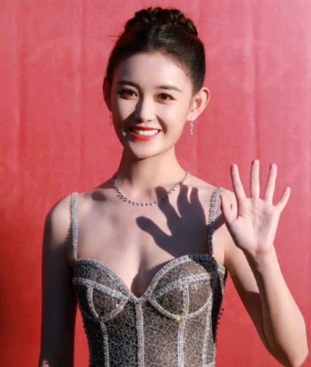 女星红毯PK再起波澜：露腿露脐露胸口，看谁做得更加不显心机