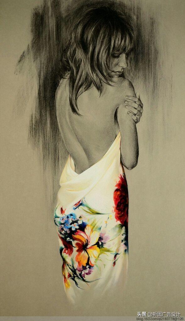 她的木炭粉彩画堪称一绝，性感素描将人体线条展现的性感迷人