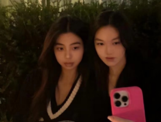 16岁李嫣外国街头太大胆,穿透视装露黑色胸衣,眼睛下垂超像爸