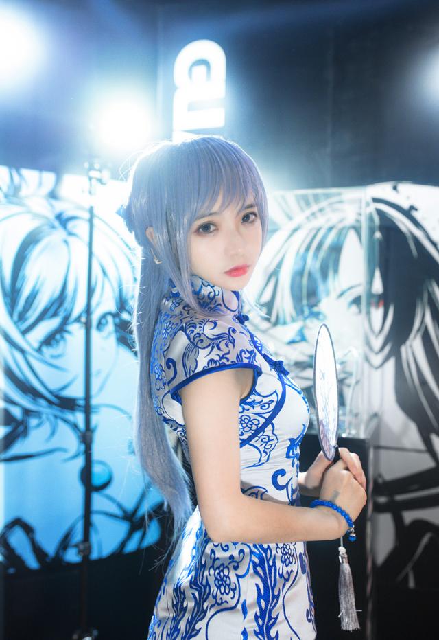 极品高颜值美女高清唯美写真，身穿蓝白色旗袍，你有被惊艳到吗