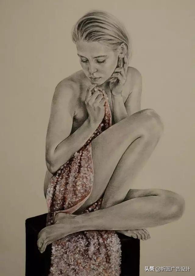 她的木炭粉彩画堪称一绝，性感素描将人体线条展现的性感迷人