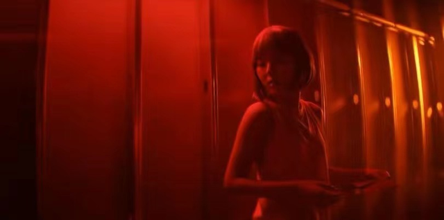 20岁法图麦晒性感美照！秀蛮腰美艳高挑神似爸，或美国出道当演员