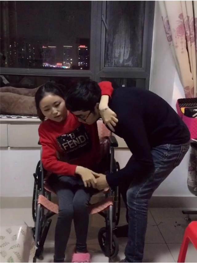 漂亮可爱的轮椅姑娘，有个体贴的男朋友，照顾着她的生活起居