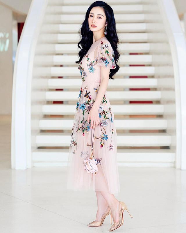 泰国顶级超模，人称“奶茶妹”，冰骨玉肌朦胧美，钟情于白色裙装