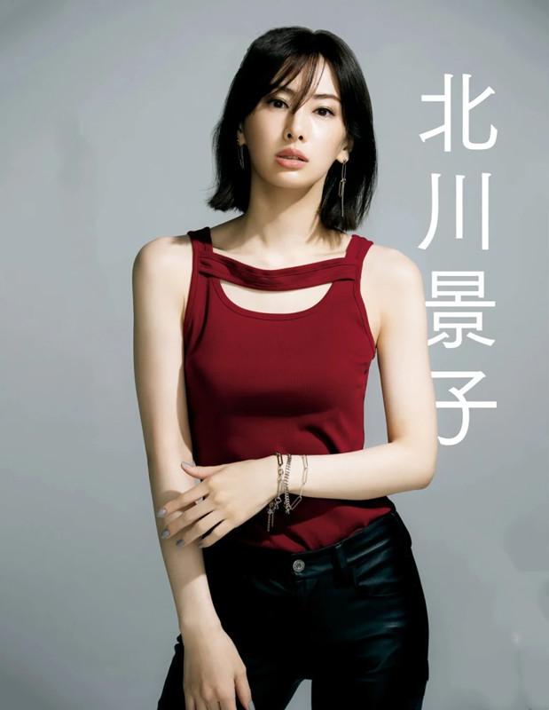 她常年稳居“日本最美女星排行榜”前三,一头短发仍成时尚圈宠儿