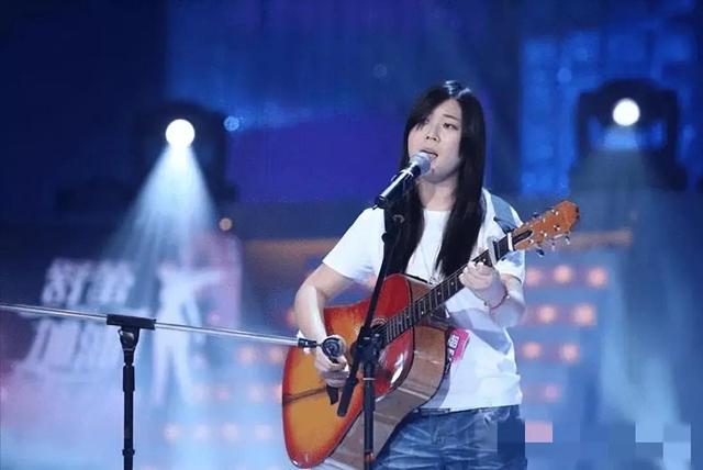 “西单女孩”：14岁辍学卖唱，20岁爆红上春晚，现人生状况怎样？